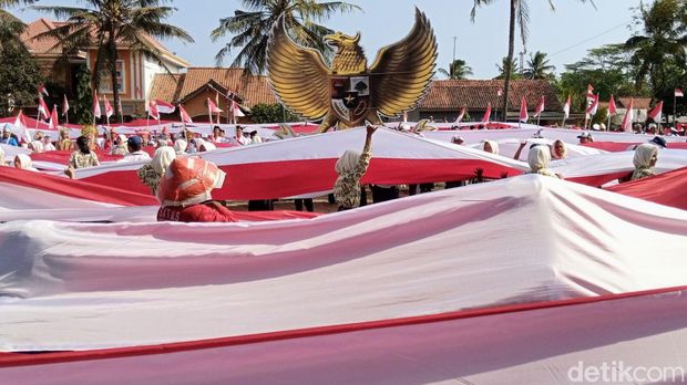 Kirab Merah Putih Harmoni Nusantara Bangkit dan Pembentangan Bendera Merah Putih 1.001 meter di Desa Keburuhan, Kecamatan Ngombol, Purworejo, Minggu (27/8/2023) sore.