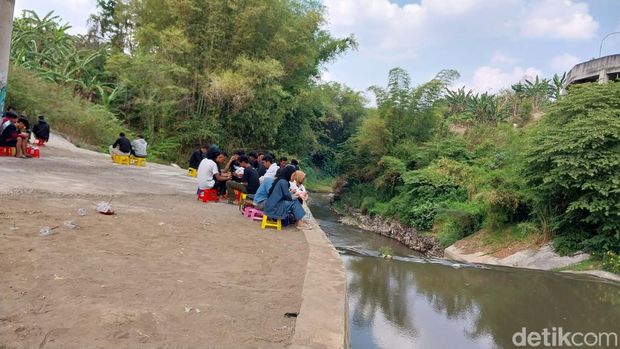 Kolong jembatan identik dengan stigma negatif sebagai tempat mabuk-mabukan atau berkumpulnya anak jalanan (Anjal). Stigma tersebut coba diubah dengan memanfaatkan kolong jembatan menjadi tempat ngopi.