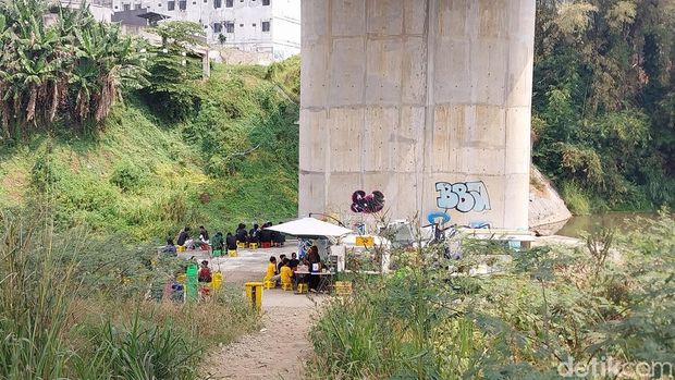 Kolong jembatan identik dengan stigma negatif sebagai tempat mabuk-mabukan atau berkumpulnya anak jalanan (Anjal). Stigma tersebut coba diubah dengan memanfaatkan kolong jembatan menjadi tempat ngopi.