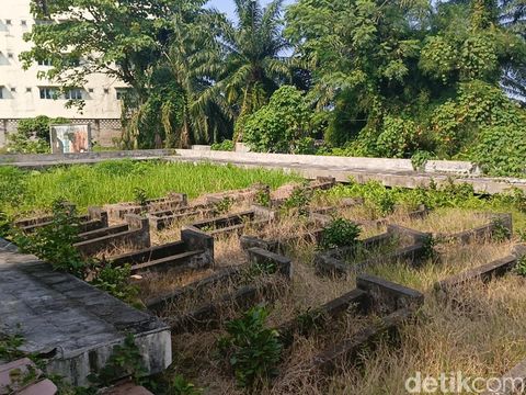 Kondisi kuburan massal korban pesawat jatuh di monumen Membramo yang tidak terurus. (Farid Achyadi Siregar/detikSumut)