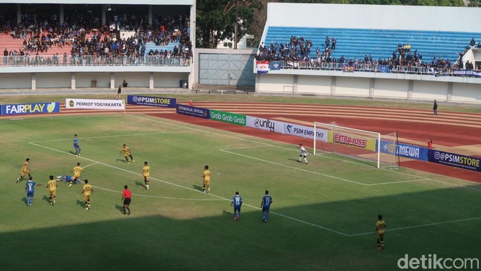 Laga persahabatan PSIM Jogja vs Persekat Tegal di Stadion Mandala Krida, Minggu (23/8/2023).