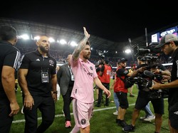 Tak ayal banyak fans bola yang kini penasaran dengan sosok Chueko, yang kini selalu tampak mendampingi Messi ke mana pun ia pergi. Foto: USA TODAY Sports via Reuters Con/Brad Penner