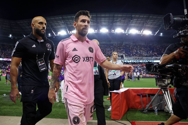 Kehadiran Lionel Messi di Inter Miami butuh lebih dari sekadar bayaran fantastis. Klub tersebut juga harus menyediakan pengawal untuk menjaga keamanan sang bintang lapangan. Yassine Chueko pun dipilih sebagai bodyguard pribadi. Foto: USA TODAY Sports via Reuters Con/Vincent Carchietta