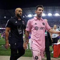 Kehadiran Lionel Messi di Inter Miami butuh lebih dari sekadar bayaran fantastis. Klub tersebut juga harus menyediakan pengawal untuk menjaga keamanan sang bintang lapangan. Yassine Chueko pun dipilih sebagai bodyguard pribadi. Foto: USA TODAY Sports via Reuters Con/Vincent Carchietta