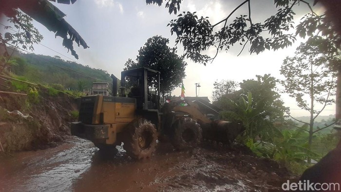 Longsor terjadi di Jalan Curug Cinulang, Kampung Babakan Kondang, Desa Dampit, Kecamatan Cicalengka, Minggu (27/8/2023) pagi.
