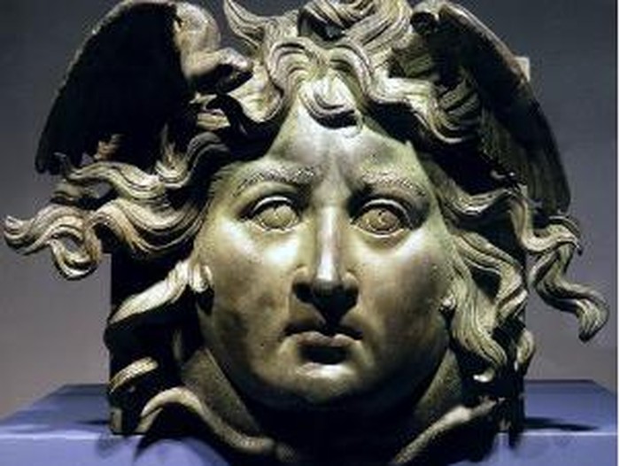 Patung kepala Medusa.