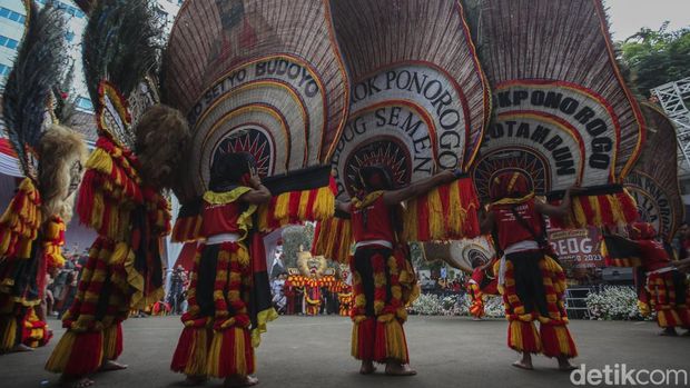 Melihat Lebih Dekat Tari Reog Ponorogo Sejumlah seniman memainkan tari barongan atau reog Ponorogo di Kantor Kemenko PMK, Jakarta, Minggu (27/8/2023).