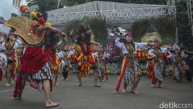 Melihat Lebih Dekat Tari Reog Ponorogo Sejumlah seniman memainkan tari barongan atau reog Ponorogo di Kantor Kemenko PMK, Jakarta, Minggu (27/8/2023).