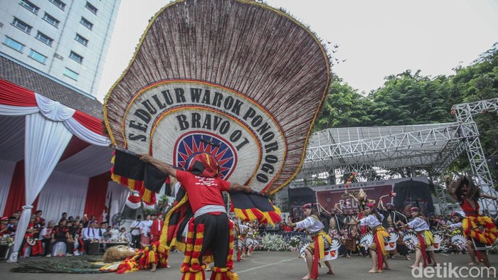 Sejumlah seniman memainkan tari barongan atau reog Ponorogo di Kantor Kemenko PMK, Jakarta, Minggu (27/8/2023).