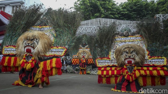 Sejumlah seniman memainkan tari barongan atau reog Ponorogo di Kantor Kemenko PMK, Jakarta, Minggu (27/8/2023).