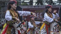Sebelum melakukan tarian, para seniman tersebut mengikuti pawai budaya dari Perpusnas menuju Kantor Kemenko PMK. 