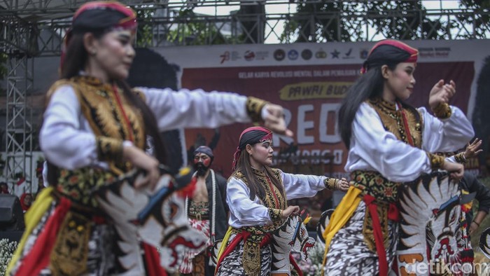 Sejumlah seniman memainkan tari barongan atau reog Ponorogo di Kantor Kemenko PMK, Jakarta, Minggu (27/8/2023).