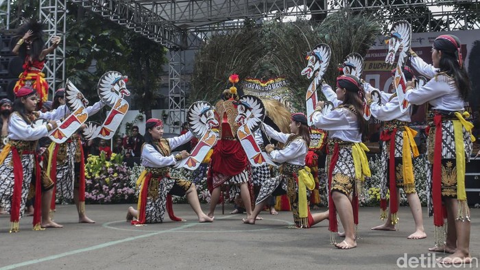 Melihat Lebih Dekat Tari Reog Ponorogo Sejumlah seniman memainkan tari barongan atau reog Ponorogo di Kantor Kemenko PMK, Jakarta, Minggu (27/8/2023).