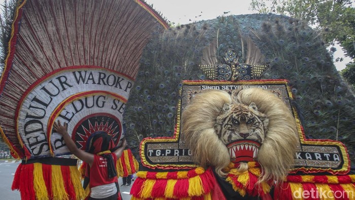 Sejumlah seniman memainkan tari barongan atau reog Ponorogo di Kantor Kemenko PMK, Jakarta, Minggu (27/8/2023).