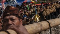 Tradisi Seren taun merupakan upacara adat tahunan sebagai wujud rasa syukur masyarakat Cisungsang atas hasil panen. 