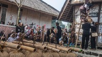 Masyarakat adat Kasepuhan Cisungsang menyimpan padi hasil panen di leuit saat tradisi Seren Taun. 