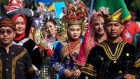 Kegiatan ini sebagai ajang untuk mengenalkan busana adat nusantara. 