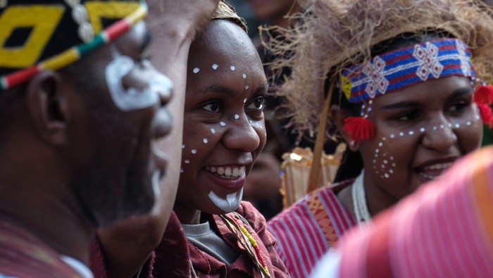 Peserta berbusana adat tradisional nusantara saat mengikuti kirab budaya Pekan Kreativitas Pemuda Indonesia (Kreativesia) 2023 di Jalan Slamet Riyadi, Solo, Jawa Tengah, Minggu (27/8/2023). Selain untuk mengenalkan busana adat nusantara, kegiatan kreativesia tersebut diharapkan menjadi wadah generasi muda untuk berkontribusi dalam pengembangan sumber daya manusia dan ekonomi Indonesia. ANTARAFOTO/Maulana Surya/Spt.