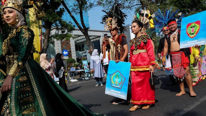 Mengenalkan Busana Adat Nusantara Peserta berbusana adat tradisional nusantara saat mengikuti kirab budaya Pekan Kreativitas Pemuda Indonesia (Kreativesia) 2023 di Jalan Slamet Riyadi, Solo, Jawa Tengah, Minggu (27/8/2023). Selain untuk mengenalkan busana adat nusantara, kegiatan kreativesia tersebut diharapkan menjadi wadah generasi muda untuk berkontribusi dalam pengembangan sumber daya manusia dan ekonomi Indonesia. ANTARAFOTO/Maulana Surya/Spt.