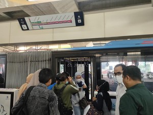 Menhub Budi Karya Cek Fasilitas Stasiun LRT Cawang Jelang Peresmian Besok