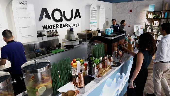 Menikmati Sensasi Kafe Air Mineral di Dubai Customers place orders at AQUA Water Bar in Dubai, United Arab Emirates, August 24, 2023. REUTERS/Amr Alfiky