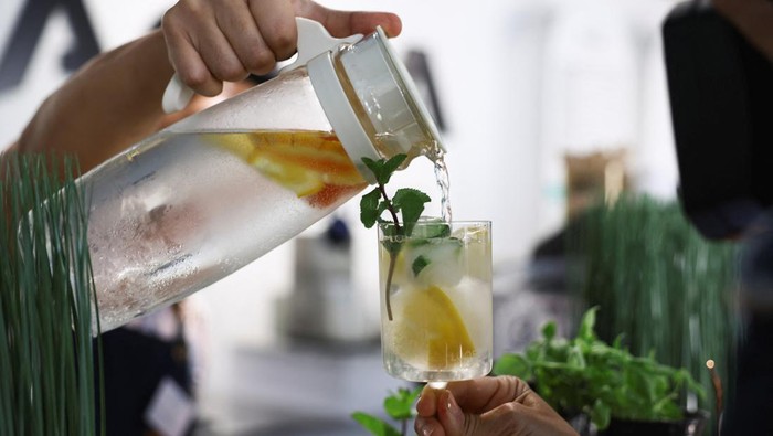 Menikmati Sensasi Kafe Air Mineral di Dubai Customers place orders at AQUA Water Bar in Dubai, United Arab Emirates, August 24, 2023. REUTERS/Amr Alfiky