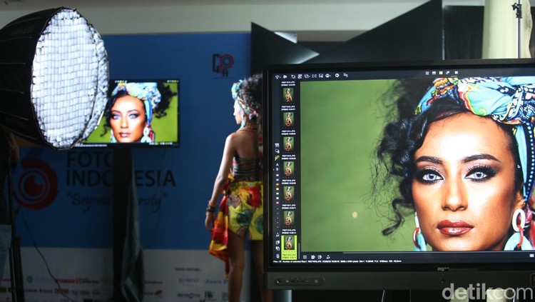 Vice President PT Denka Pratama Indonesia, Suriyanto bersama fotografer Darwis Triadi saat meluncurkan peralatan pencahayaan untuk foto dan videografi Zhiyun Molus G200 di Jakarta, Minggu (27/8/2023).