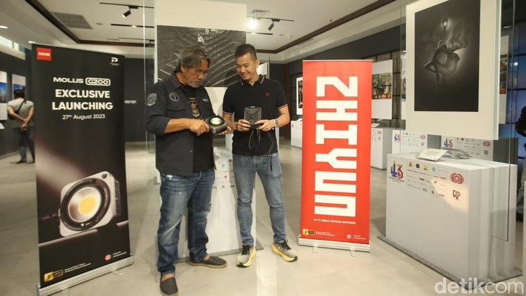 Vice President PT Denka Pratama Indonesia, Suriyanto bersama fotografer Darwis Triadi saat meluncurkan peralatan pencahayaan untuk foto dan videografi Zhiyun Molus G200 di Jakarta, Minggu (27/8/2023).