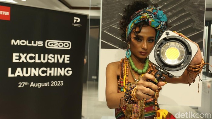 Vice President PT Denka Pratama Indonesia, Suriyanto bersama fotografer Darwis Triadi saat meluncurkan peralatan pencahayaan untuk foto dan videografi Zhiyun Molus G200 di Jakarta, Minggu (27/8/2023).