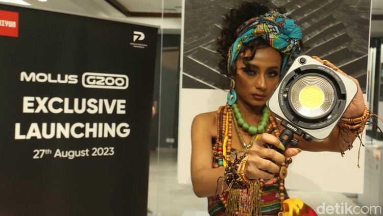 Menjajal Perangkat Pencahayaan Terbaru Zhiyun Bareng Darwis Triadi Vice President PT Denka Pratama Indonesia, Suriyanto bersama fotografer Darwis Triadi saat meluncurkan peralatan pencahayaan untuk foto dan videografi Zhiyun Molus G200 di Jakarta, Minggu (27/8/2023).
