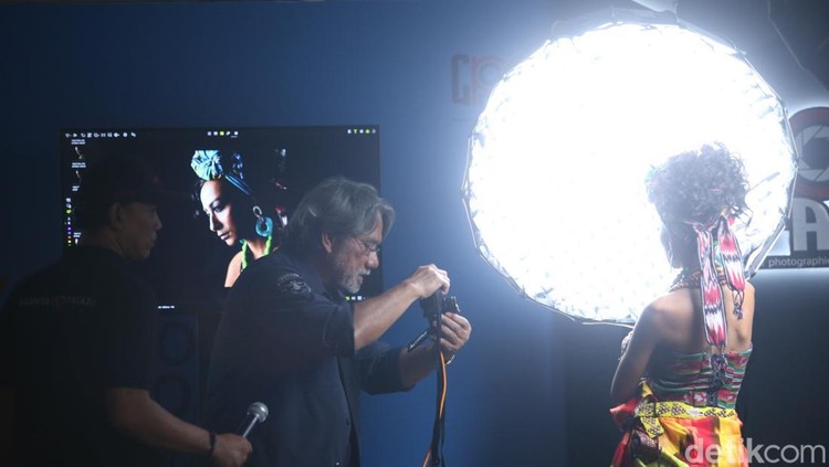 Vice President PT Denka Pratama Indonesia, Suriyanto bersama fotografer Darwis Triadi saat meluncurkan peralatan pencahayaan untuk foto dan videografi Zhiyun Molus G200 di Jakarta, Minggu (27/8/2023).