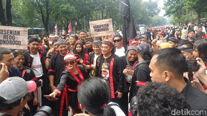Menko PMK sambut langsung rombongan pawai reog Ponorogo (Adrial/detikcom).