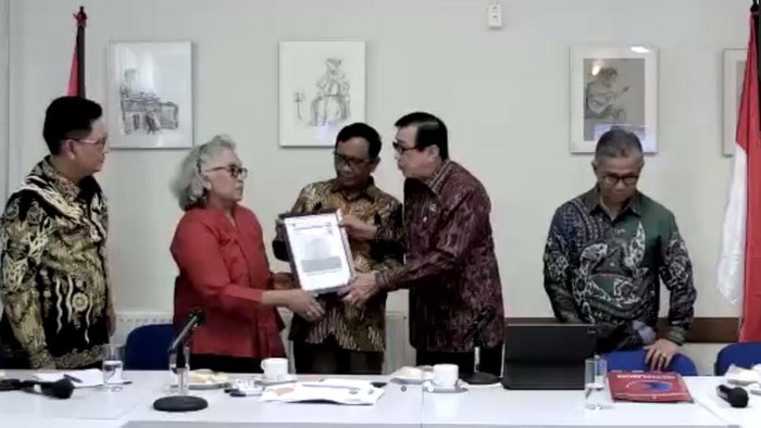 Menkumham Yasonna Laoly dan Menko Polhukam Mahfud Md saat memberikan visa secara simbolik ke eksil korban peristiwa 1965 di KBRI Den Haag (Tangkapan layar)