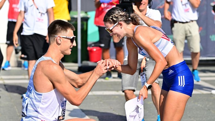 Momen Romantis Atlet Slovakia Lamar Kekasih di Finis Kejuaraan Dunia Atletik Athletics - World Athletics Championship - Men's 35 km Race Walk - Budapest, Hungary - August 24, 2023 Slovakia's Dominik Cerny proposes to Slovakia's Hana Burzalova after the race REUTERS/Marton Monus