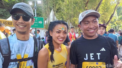 Nirina Zubir jadi Pacer 7 dalam ajang Maybank Marathon 2023 di Gianyar, Bali.