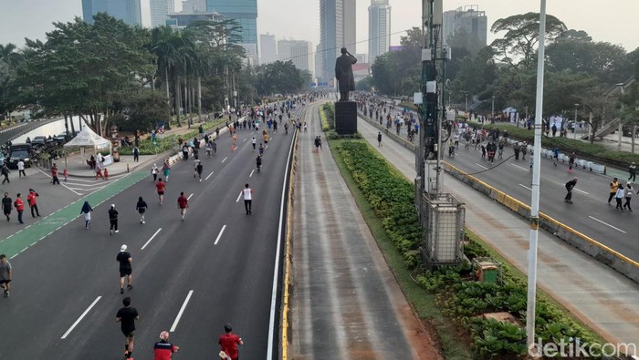 Warga DKI Jakarta olahraga di tengah polusi.