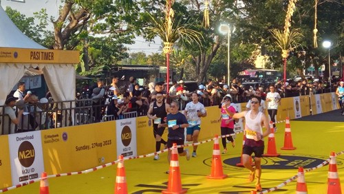 Para pelari maraton di Maybank Marathon di Gianyar, Bali, Minggu (27/8/2023). Sebanyak 13.600 pelari dari 50 negara meramaikan kompetisi maraton itu.