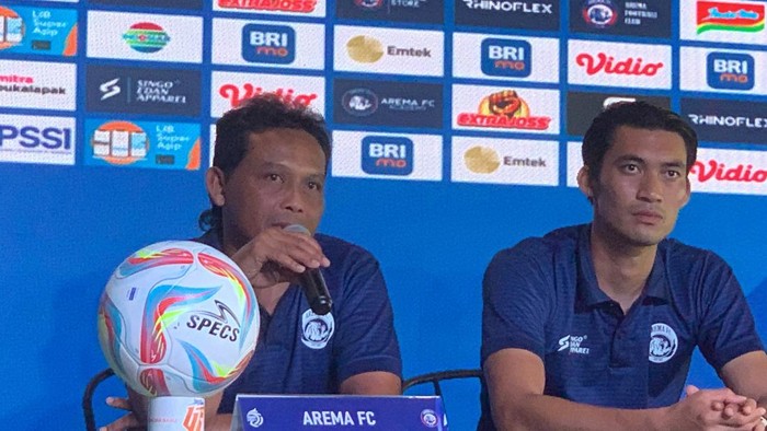 Pelatih Arema FC Kuncoro saat konferensi pers di Stadion Kapten  I Wayan Dipta, Minggu (27/8/2023). Singo Edan akan bertanding lawan Persikabo 1973, Senin (28/8/2023).