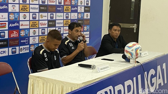Pelatih RANS Nusantara FC Eduardo Filipe Arroja Almeida (tengah) usai laga menghadapi Persib.