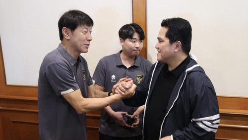 Pelatih Timnas Indonesia Shin Tae-yong dan Ketum PSSI Erick Thohir.