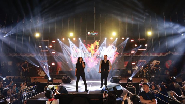 Penampilan Ren Project feat Yunita di panggung F8 Makassar.