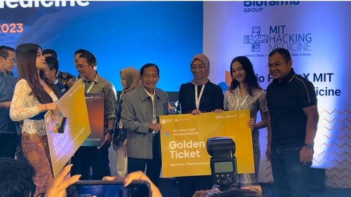 Penyerahan golden ticket ke Boston kepada 2 peserta kompetisi Bio Farma x Massachusetts Institute of Technology (MIT) Haking Madicine di Badung, Minggu (27/8/2023). (Rizki Setyo Samudero)