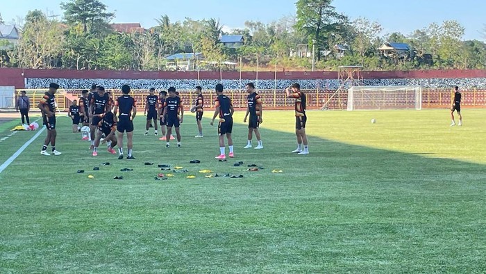 Persis Solo menggelar latihan di Stadion Gelora BJ Habibie, Parepare jelang melawan PSM Makassar pada pekan ke-10 Liga 1 2023/2024.