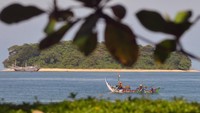 Dinas Kelautan dan Perikanan Sumbar mencatat, daerah tangkapan ikan nelayan di wilayah itu makin jauh dari pesisir pantai sehingga meningkatkan biaya produksi. Hal itu diduga akibat ekosistem perairan sudah tidak kondusif untuk ikan bertelur dan mencari makan, juga adanya perubahan iklim. 