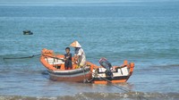 Nelayan menepikan perahunya di perairan pantai Pasie Nan Tigo Padang, Sumatera Barat, Minggu (27/8/2023). 