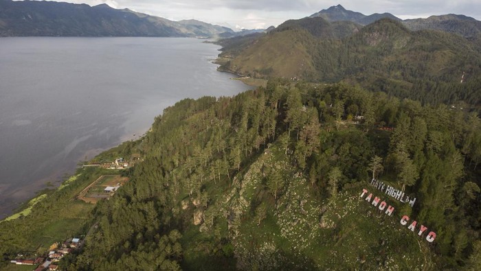 Foto udara Danau Laut Tawar dilihat dari Kota Takengon, Kabupaten Aceh Tengah, Provinsi Aceh, Sabtu (26/8/2023). Danau Laut Tawar di dataran tinggi Gayo merupakan danau tektovulkanik yang menjadi sumber penghidupan dan daya tarik wisata di Aceh Tengah. ANTARA FOTO/FB Anggoro/hp.