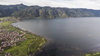 Danau Laut Tawar di dataran tinggi Gayo merupakan danau tektovulkanik yang menjadi sumber penghidupan dan daya tarik wisata di Aceh Tengah. 