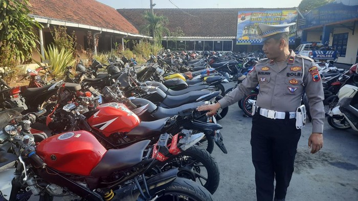 Polisi menunjukkan sejumlah motor yang terjaring akibat balap liar, Minggu (27/8/2023).