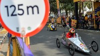 Peserta mengikuti lomba kereta peti sabun di Jalan Diponegoro, Bandung, Jawa Barat, Minggu (27/8/2023). 