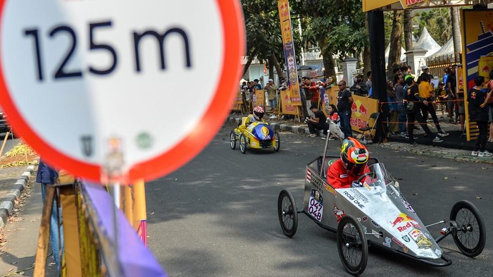 Peserta mengikuti lomba kereta peti sabun di Jalan Diponegoro, Bandung, Jawa Barat, Minggu (27/8/2023). Lomba kereta peti sabun yang diikuti 125 peserta tersebut kembali digelar setelah 35 tahun vakum, diselenggarakan dalam rangka Hari Jadi Kota Bandung ke-213. ANTARA FOTO/Raisan Al Farisi/Spt.